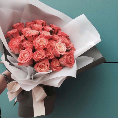 Купить на заказ Букет из 31 коралловой розы с доставкой в Шымкенте