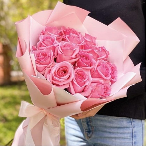 Купить на заказ Букет из 19 розовых роз с доставкой в Шымкенте
