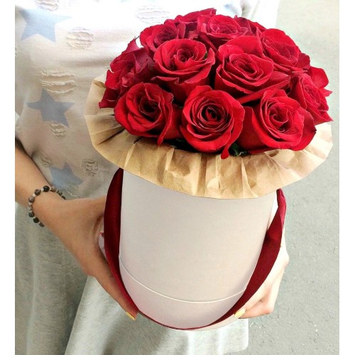 Купить на заказ 11 красных роз в коробке с доставкой в Шымкенте