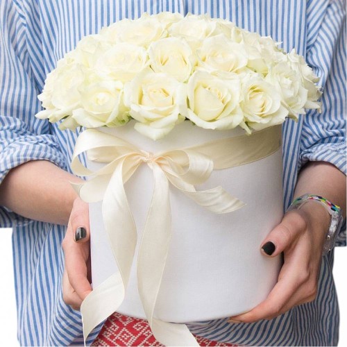 Купить на заказ 25 белых роз в коробке с доставкой в Шымкенте