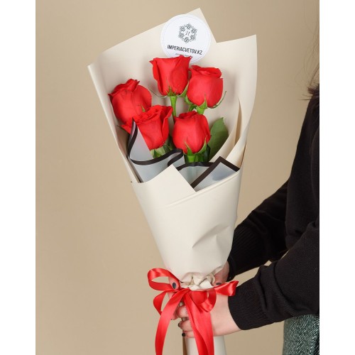 Купить на заказ Букет из 5 красных роз с доставкой в Шымкенте