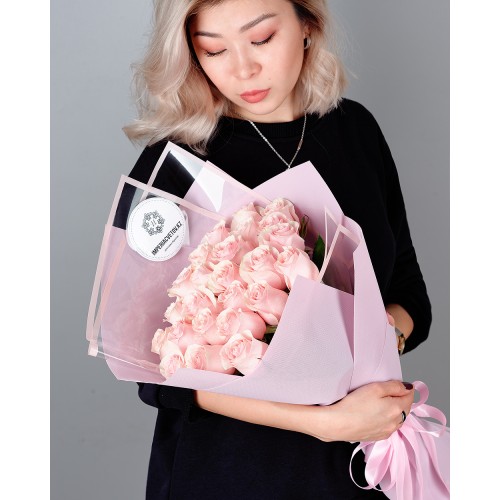 Купить на заказ Букет из 25 розовых роз с доставкой в Шымкенте