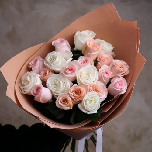 Купить на заказ Букет из 21 розы (микс) с доставкой в Шымкенте